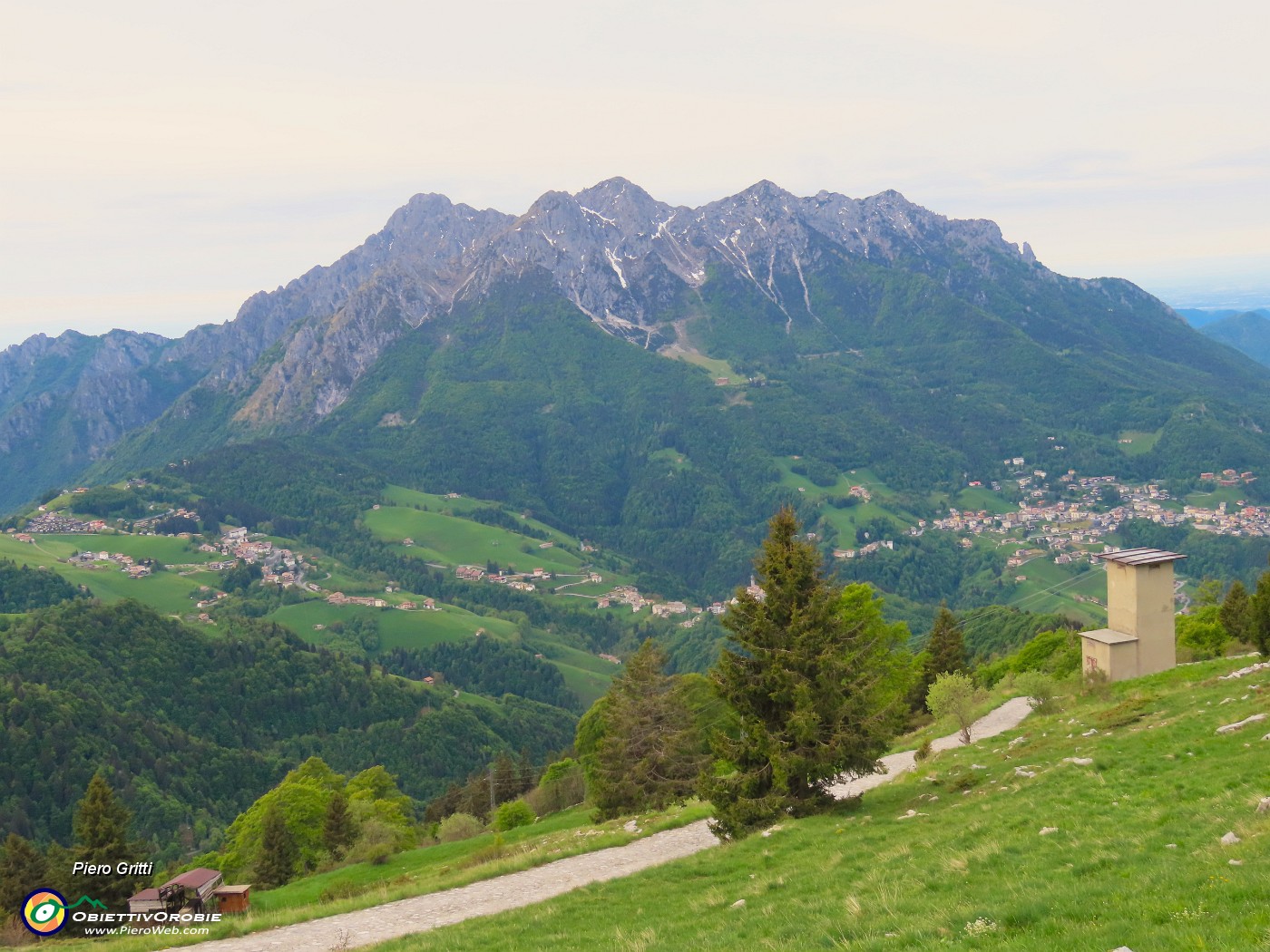 09 Partito da Alpe Arera  sul sent. 137  con vista in Alben  e conca di Oltre il Colle .JPG